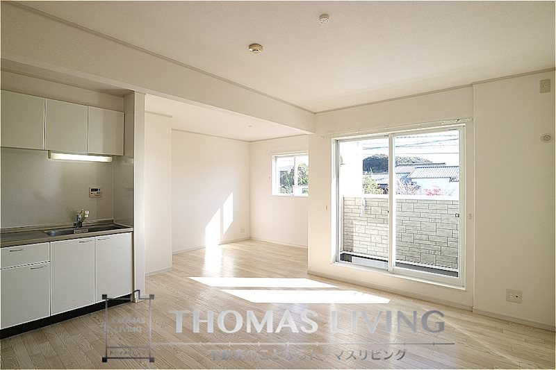 居室・リビング　14.5帖の広々リビング。家具の配置に困りませんね。