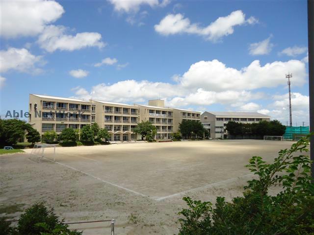 【碧南市植出町のアパートの中学校】