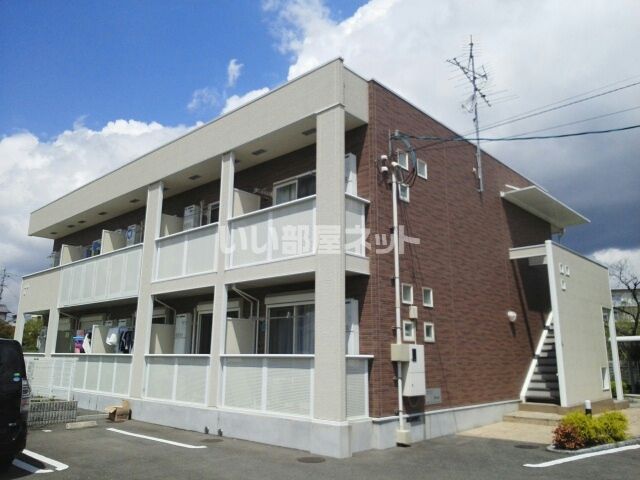 【枚方市藤阪元町のアパートの建物外観】