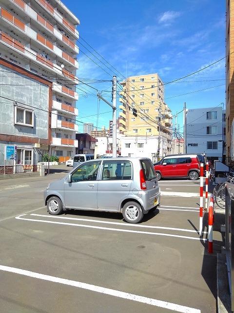 【札幌市中央区南十一条西のマンションの駐車場】