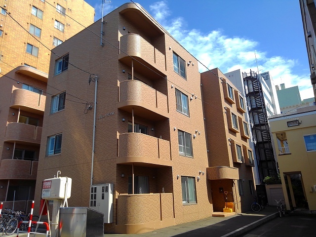 札幌市中央区南十一条西のマンションの建物外観