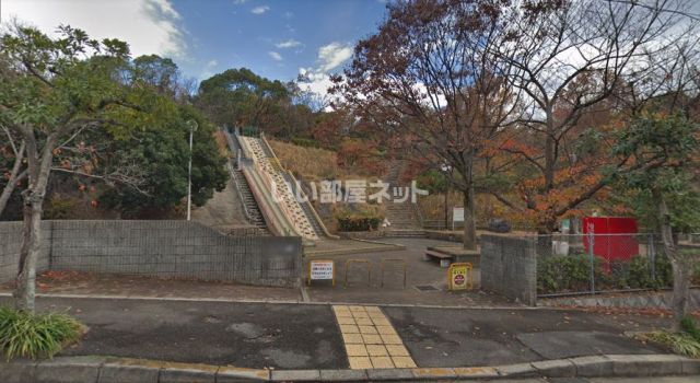 【八幡市橋本東山本のマンションの公園】