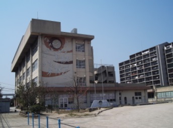 【福岡市東区箱崎ふ頭のマンションの小学校】