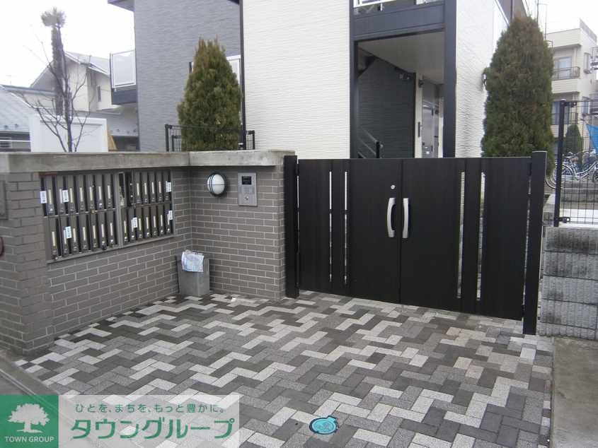 エントランス　オートロックゲート付き。