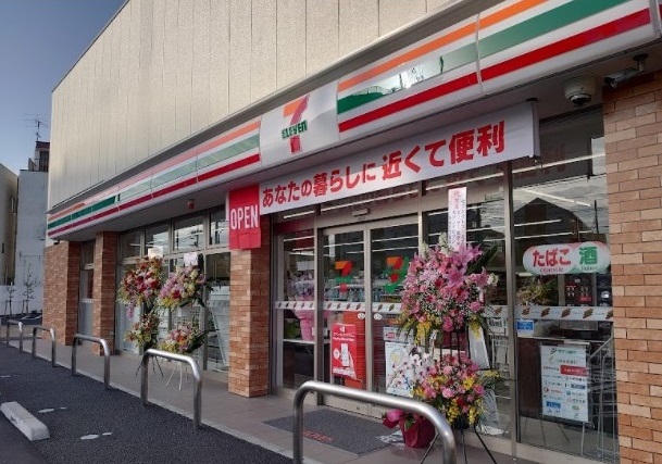 コンビニ　セブンイレブン 足立本木2丁目店（コンビニ）まで553m