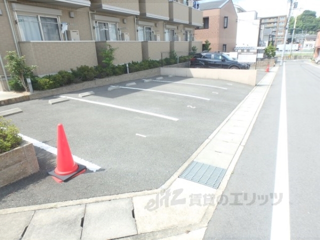 【京都市伏見区桃山町因幡のアパートの駐車場】