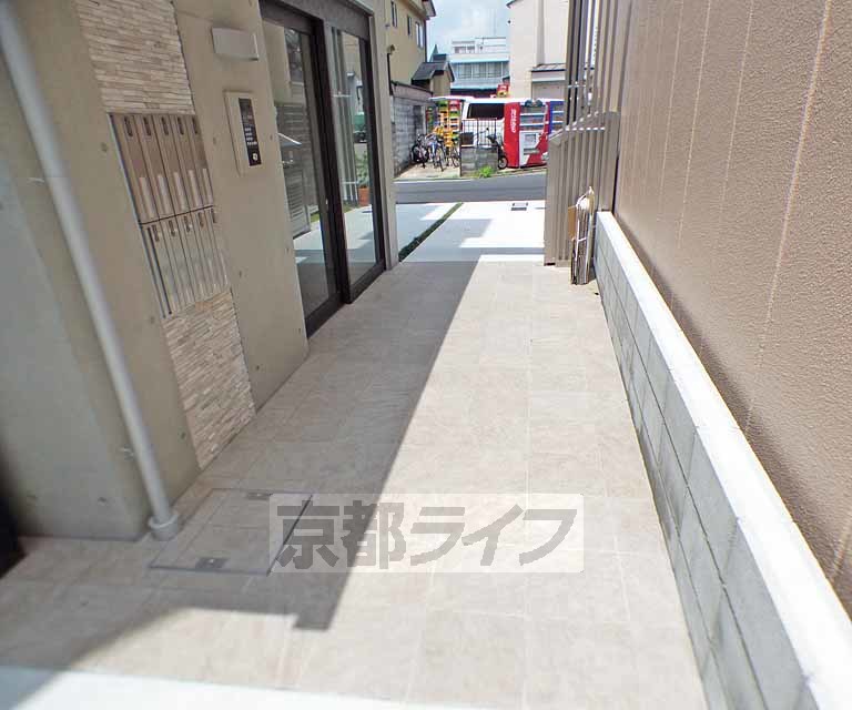 【京都市左京区田中南西浦町のマンションのエントランス】