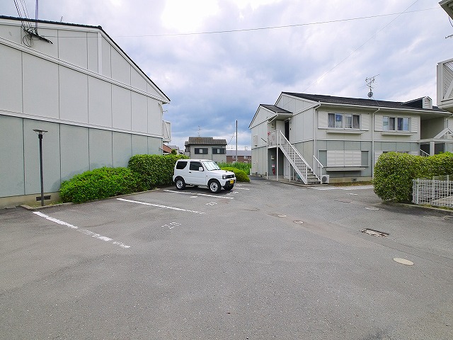 【奈良市中山町のアパートの駐車場】