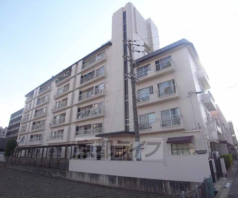 京都市右京区西院日照町のマンションの建物外観