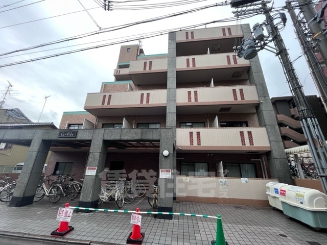 【京都市上京区上御霊中町のマンションの建物外観】