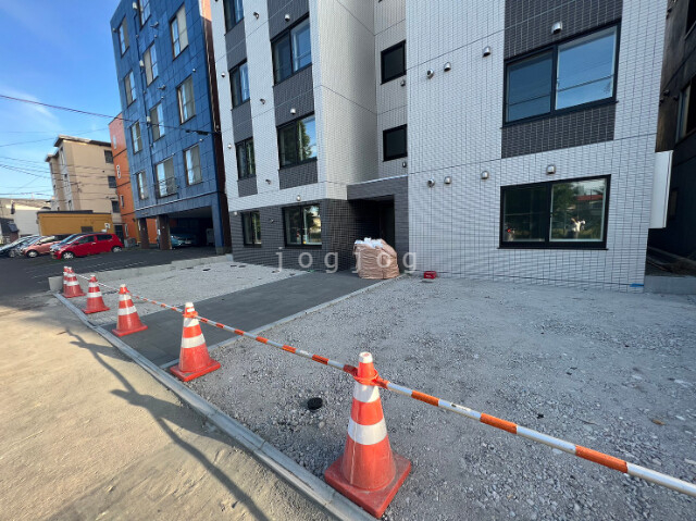 【札幌市白石区栄通のマンションの駐車場】