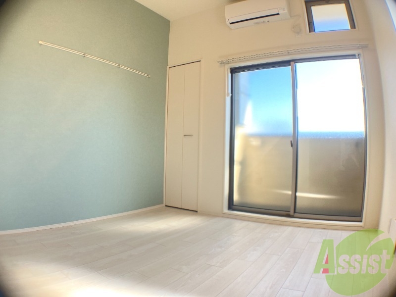 居室・リビング　こちらは白を基調とした、洋室になります。