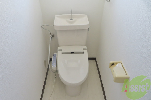 トイレ　ウォシュレットも付いてますし、落ち着いた空間ですね