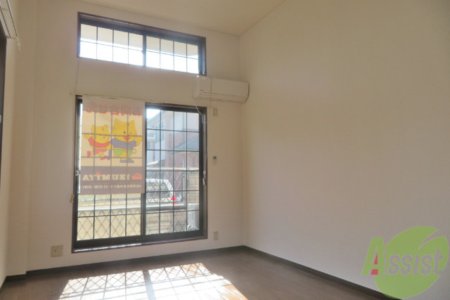 居室・リビング　天井も高くて開放感あるかんじですね