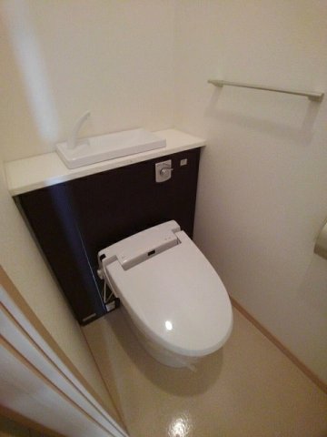 トイレ　落ち着いた色調のトイレです