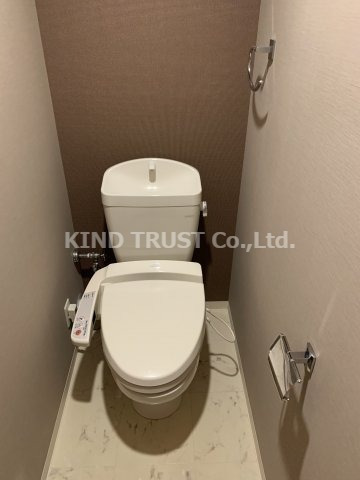トイレ　落ち着いた色調のトイレです
