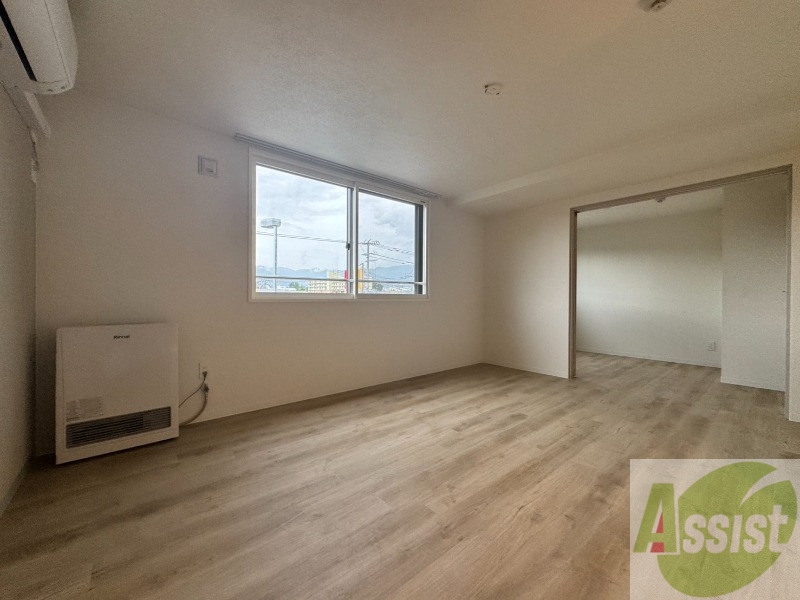 居室・リビング　広々としたリビングですね。使い勝手がよさそうですね！