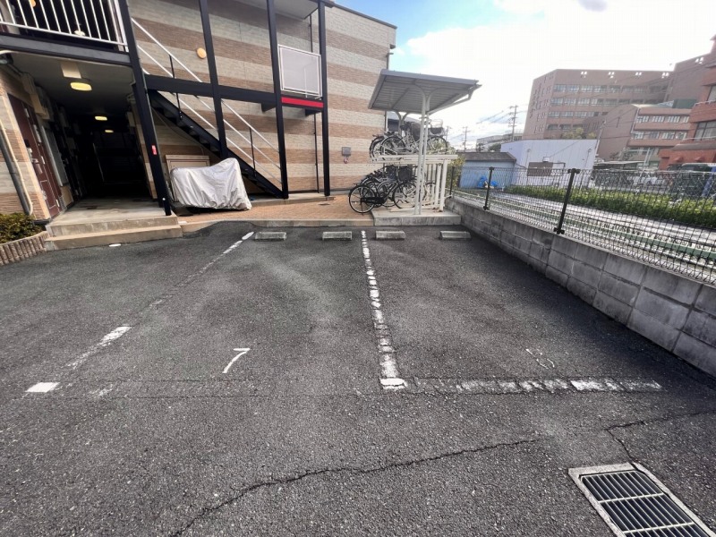 その他　駐車場は別料金となります。