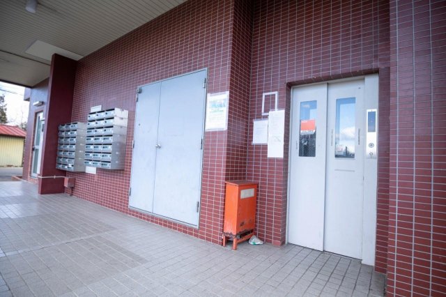 エントランス　雨の日も安心の屋根付きエントランス