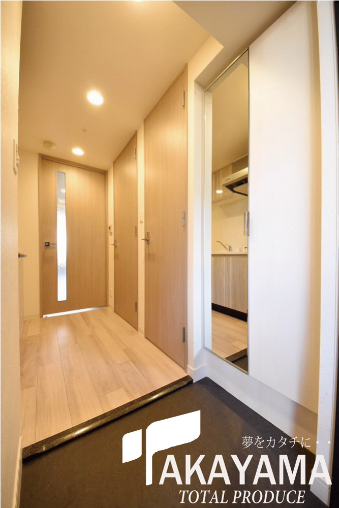 エントランス　玄関、姿見付きの天井高シューズボックス★