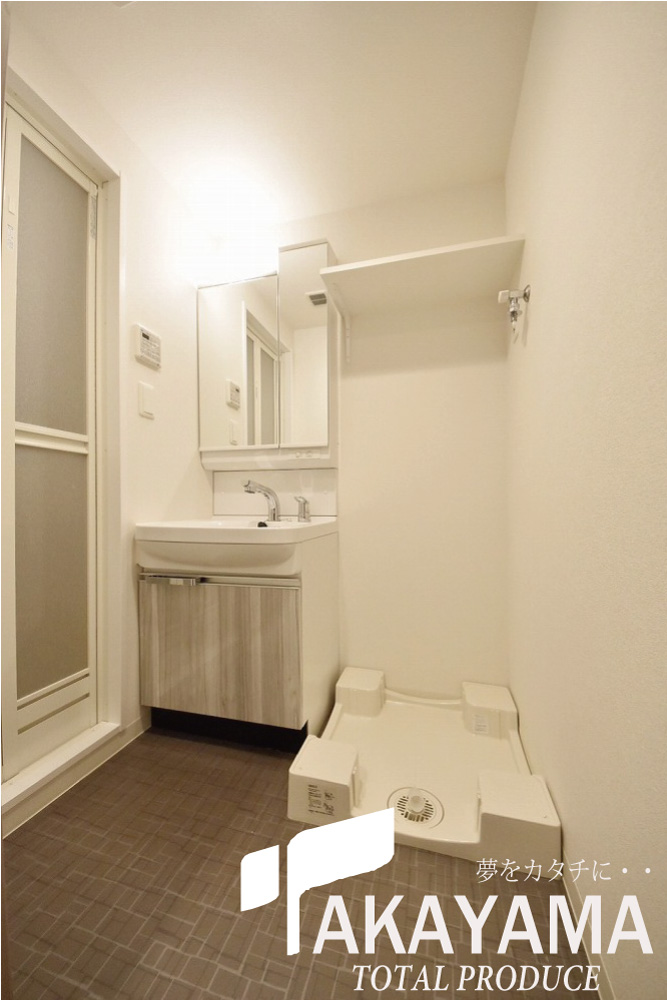 収納　洗面、照明付き縦型洗面台に上部棚付き洗濯機置場★