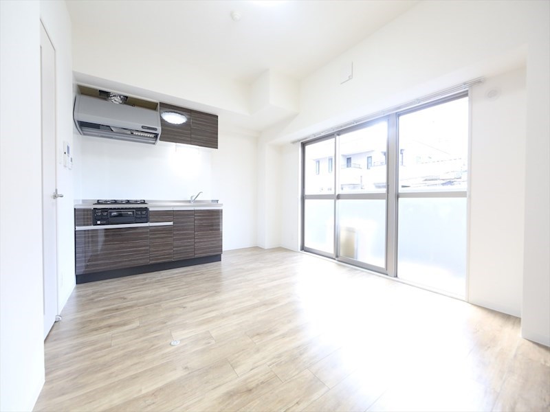 居室・リビング　LDK10帖　システムキッチン（3口ガスコンロ）グリル付