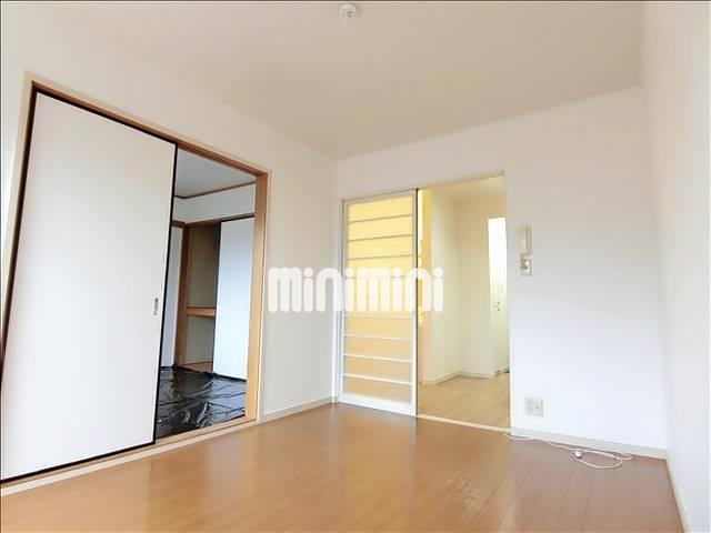 居室・リビング　洋室、和室合わせて１２帖の居室です。