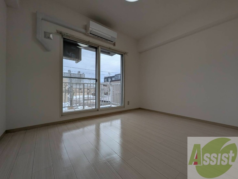 その他部屋・スペース　寝室はこちらです。光が差し込む、温かみのあるお部屋です。