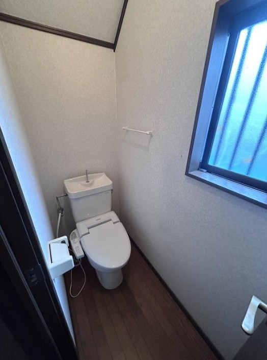 川上町貸家のトイレ写真
