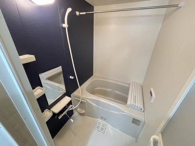 バス・シャワールーム　広く見えるバスルームです。