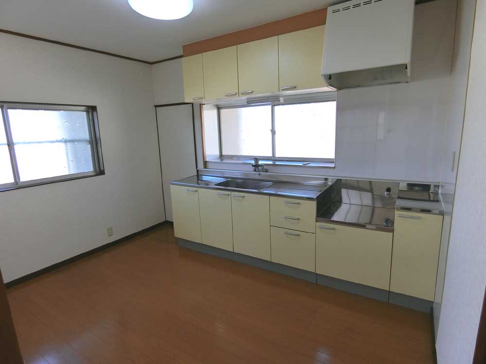 キッチン　DK6畳。出窓付きの二面採光で明るいです。