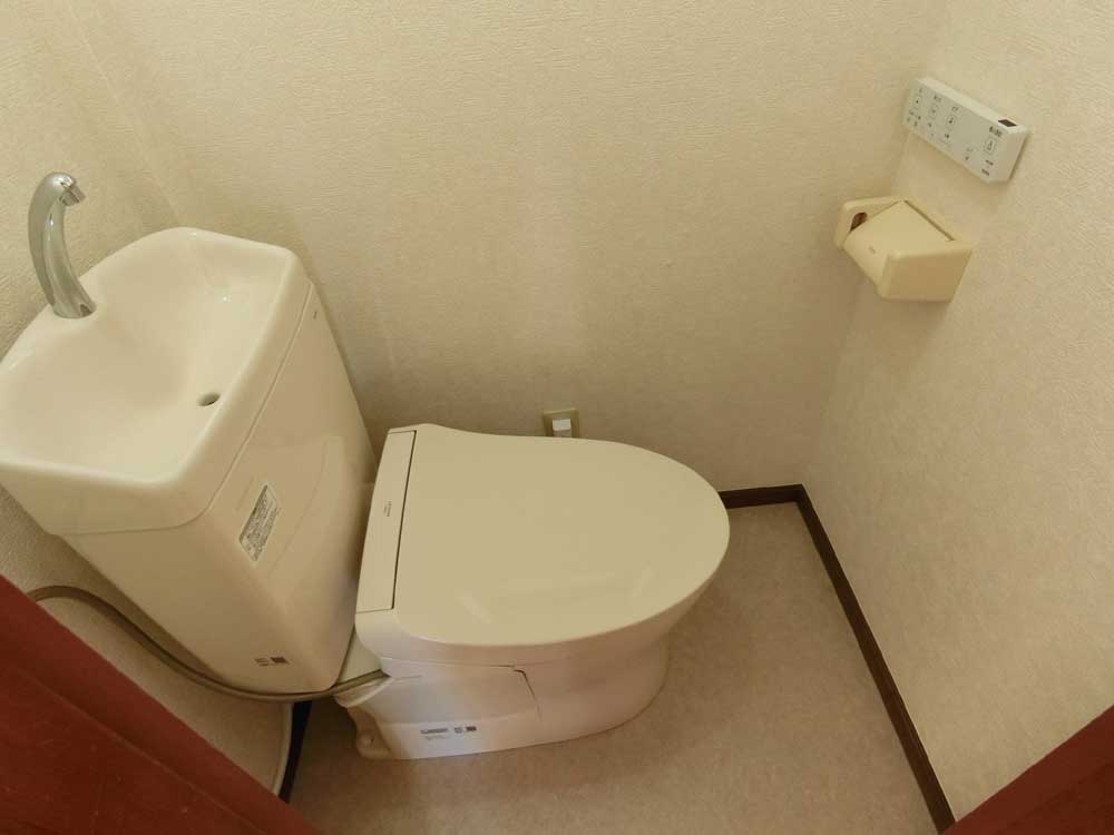 トイレ　新規のウォシュレット付き。嬉しいですね。