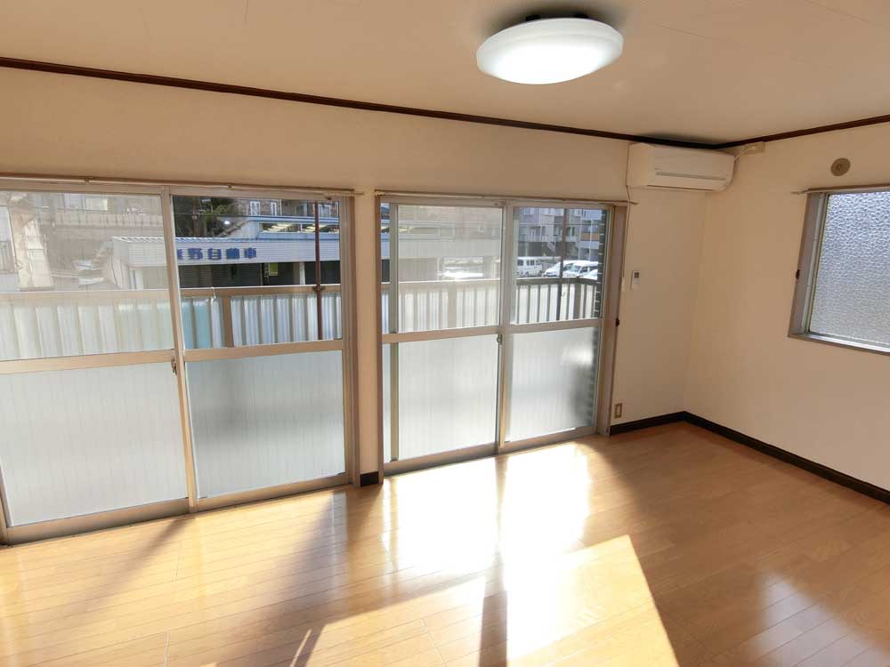 居室・リビング　北野街道沿いの7．5帖の洋室。エアコン新規。