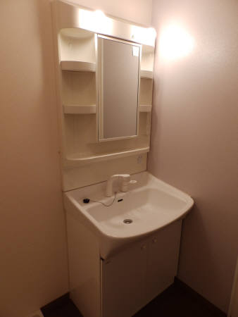 洗面設備　ゆったりとスペースのある洗面所