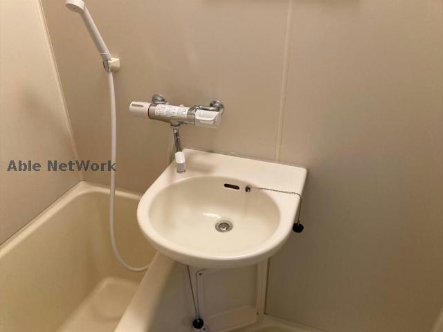 洗面設備　※同物件別部屋の写真です。