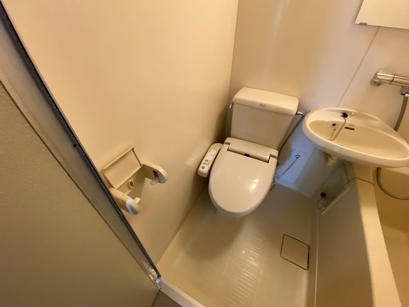 トイレ　※他号室の参考写真となります