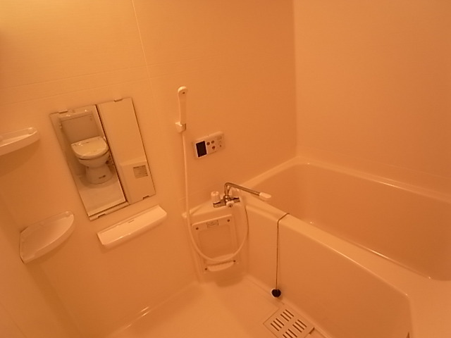 バス・シャワールーム　浴室乾燥機付きのバスルーム