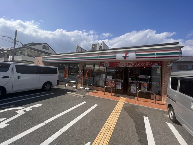 コンビニ　セブンイレブン茨木中穂積2丁目店（コンビニ）まで831m