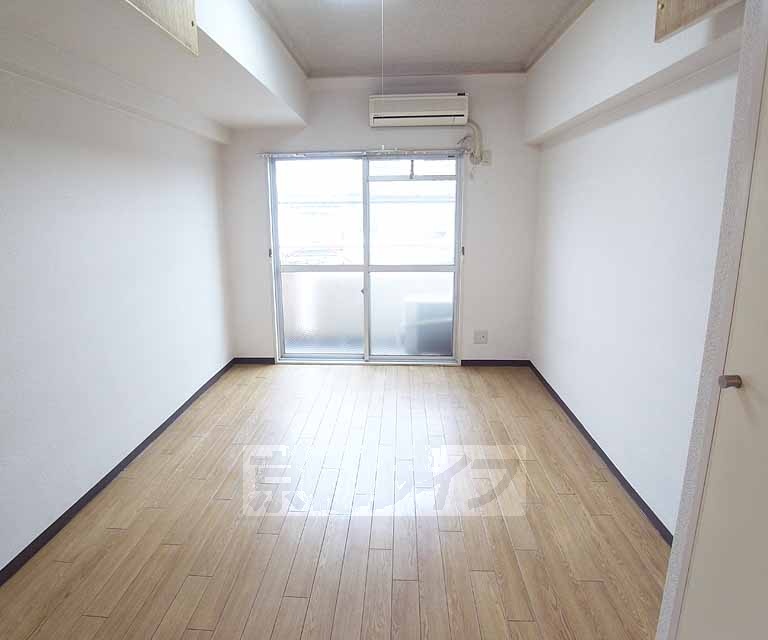 居室・リビング　開放感のある室内です。