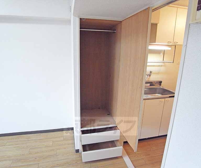 収納　奥行きのある収納。引き出しもついています。