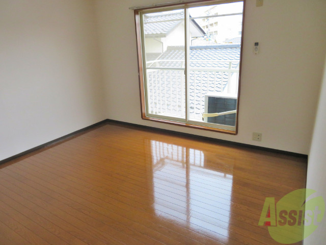 居室・リビング　こちらのお部屋はフローリング８帖の綺麗なお部屋ですね