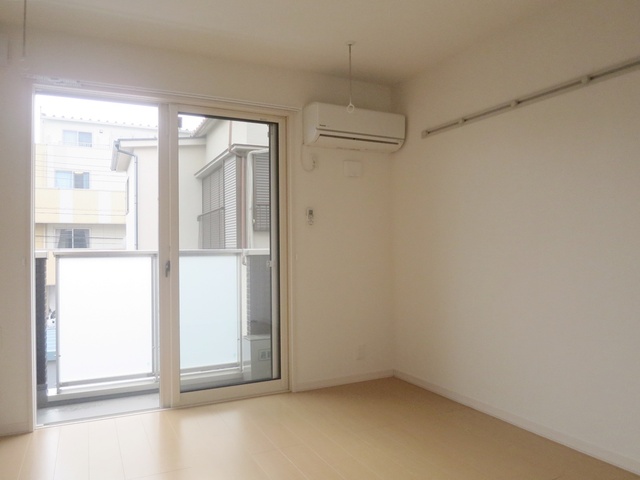 居室・リビング　明るい洋室です！ピクチャーレールもついていて便利ですよ！