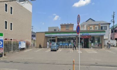 コンビニ　ファミリーマート 茅ヶ崎小和田三丁目店（コンビニ）まで323m