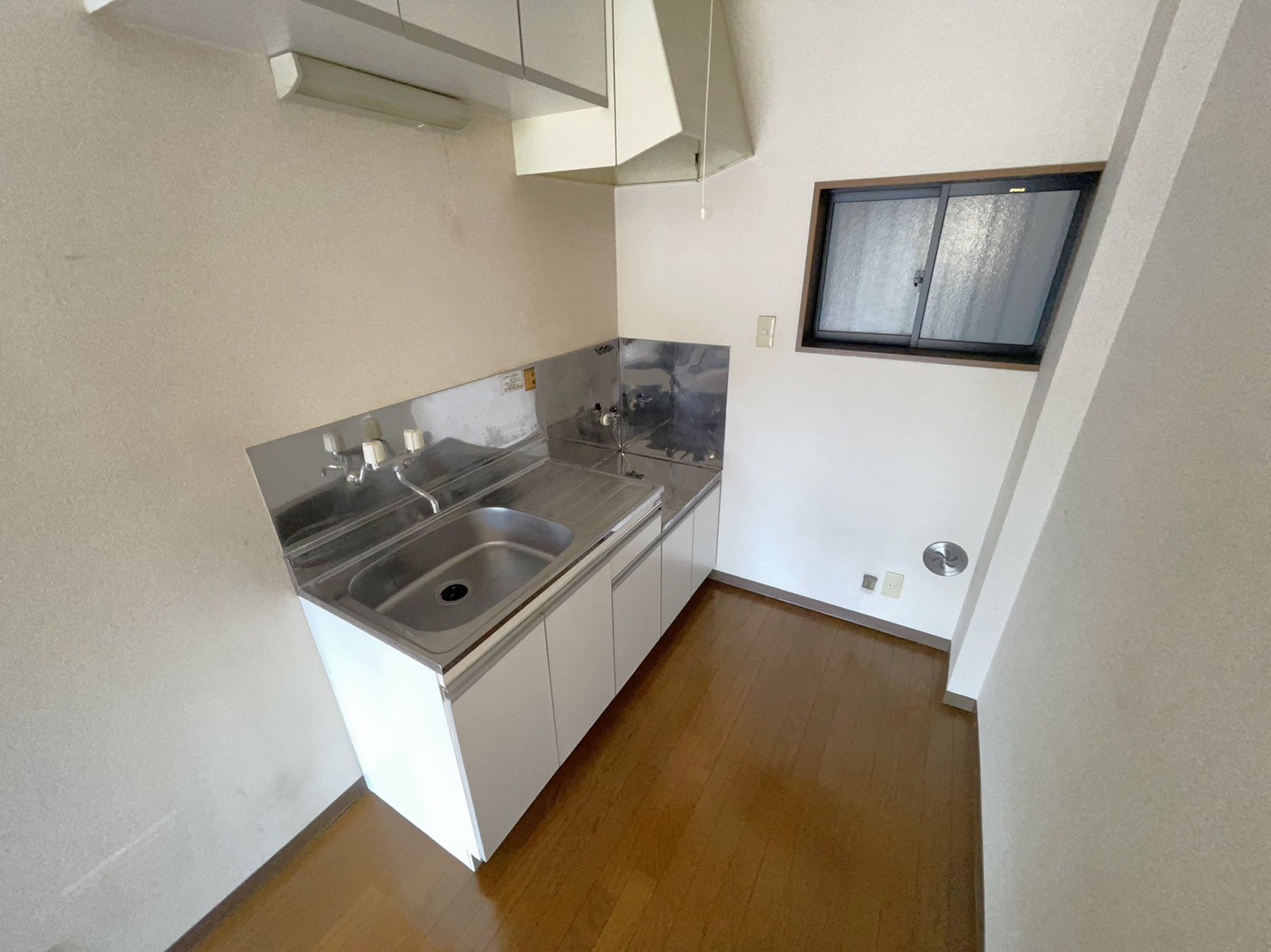 キッチン　窓付きキッチンで自然喚起も。ガスコンロ対応！