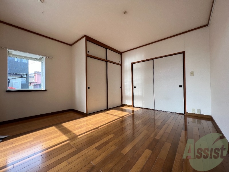 居室・リビング　７帖の洋室です。２面遮光で日差しも入り明るい印象です！