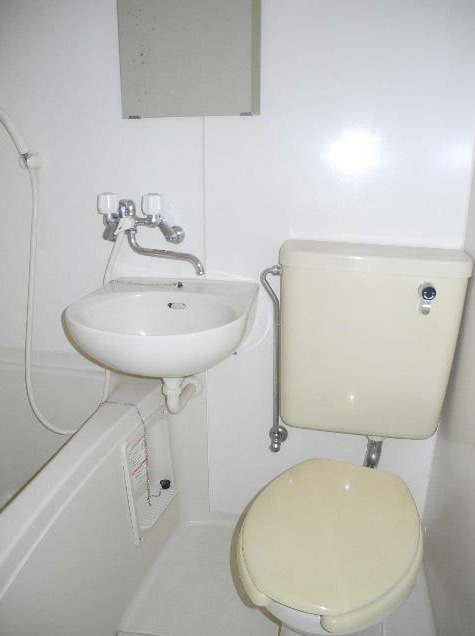 トイレ　落ち着いた色調のトイレです