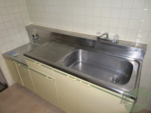 キッチン　キッチンはコンパクトでシンプルですねー。