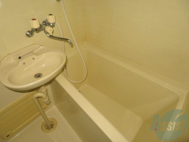 バス・シャワールーム　こちらがお風呂になります一日の疲れはこちらで癒してくださいね