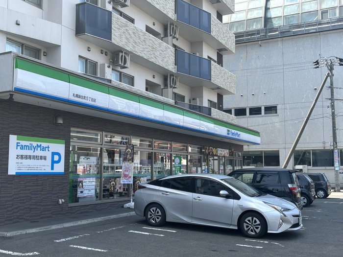 コンビニ　ファミリーマート（コンビニ）まで1600m
