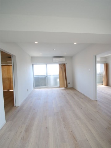 居室・リビング　12.5帖リビング　南向きで明るいお部屋